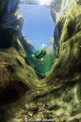 Driftdiving in the river by Michael Baukloh 